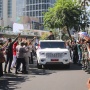Pamit, Jokowi Sapa Warga dari Sunroof Mobil Kepresidenan Maung MV3