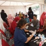 Relawan PLN Berikan Bantuan Pendidikan dan Kesehatan Warga Kampung Pemulung Jurang Mangu Timur