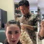 Arumi Bachsin Semringah Dapat Oleh-oleh Kerupuk, Tatapan Emil Dardak Jadi Perbincangan