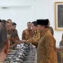 Publik Sorot Cara Jabat Tangan Bahlil ke Prabowo dan Gibran yang Beda: Nyaris Cium Tangan Wapres?