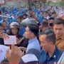 Mirip Jokowi Aksi Blusukan Gibran Bagi-bagi Susu dan Buku di Magelang Diserbu Warga