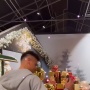 Mees Hilgers Ketahuan Jalan-jalan ke Warung Makan Jawa, Sama Siapa Tuh?