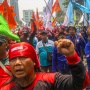 Potret Para Buruh Demo di Patung Kuda Kawal Putusan MK soal Omnibus Law