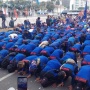 MK Kabulkan Sebagian Gugatan UU Cipta Kerja, Massa Buruh Langsung Sujud Syukur