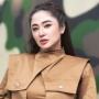 Ibadah Umrah, Dewi Perssik Ceritakan Momen Haru Cium Hajar Aswad