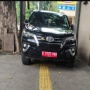 Fortuner Plat Merah Parkir Sembarangan di Trotoar, Nunggak Pajak Pula