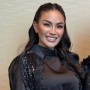 Nggak Ada Takut-takutnya, Nikita Mirzani Sobek Surat Somasi yang Dikirim Heni Sagara