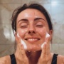 3 Rekomendasi Facial Wash yang Mengandung Tea Tree untuk Kulit Berjerawat