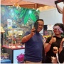 Anies Foto di Depan Stand Komik, Netizen Hubungkan dengan Jokowi: Memasak?