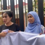 Bawa Kain Kafan, Ibu-Ibu UMKM Tantang Farhat Abbas Sumpah Pocong usai Bantah Kantongi Duit Titipan Rp55 Miliar
