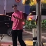 Justin Hubner Pakai Baju Pink Berkeliaran di Lampu Merah, Netizen: Mode anak Jaksel
