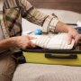Membungkus Pakaian dengan Plastik Wrap: Tips Traveling Tanpa Ribet