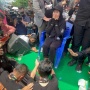Momen Menakjubkan di Kampanye Pamungkas, Dharma-Kun Cium Kaki Relawan