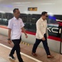 Mau Nyoblos untuk Pilkada Jabar, Cagub Jakarta Ridwan Kamil Naik Whoosh ke Bandung