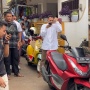 Datang ke TPS Naik Vespa Sambil Bonceng Nagita Slavina, Raffi Ahmad Gaungkan Pilkada Damai dan Riang Gembira