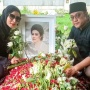 Unggah Foto di Makam Ibunda, Dede Yusuf Tulis Pesan Sedih: Jimatku Telah Berpulang!