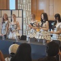 Komentari Cuaca Jakarta, Oh My Girl Bahas Kebiasaan Sebelum Manggung