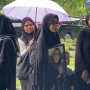 Absen Dampingi di Detik-Detik Terakhir, Ussy Sulistiawaty Nangis Selama Pemakaman Ibu