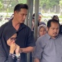 Dalam Dekap Andhika Pratama, Ussy Sulistiawaty Antar Sang Ibu ke Peristirahatan Terakhir