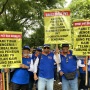 Demo di Kementerian BUMN, Pensiunan Bawa Kentongan Tuntut Hak Uang Pensiun