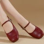 Temani Natal! Ini 3 Flat Shoes Warna Maroon untuk Tampil Manis dan Elegan