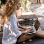 Tren Workcation: Cara Baru Hidup Seimbang atau Beban Terselubung?