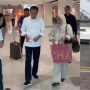 Suami Setia Tampil Sederhana, Tentengan Iriana Jokowi saat Tiba di Jakarta Bikin Melongo: Pakai 2 Tas Chanel!