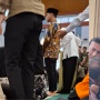 Gibran Rakabuming 'Gusur' Jemaah Saat Salat Jumat, Adabnya Dibandingkan dengan Erdogan yang Salat di Saf Belakang