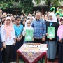 Serahkan KTP pada Pelajar di Jaksel, Wamendagri Tekankan Pentingnya Layanan Proaktif Dukcapil untuk Pemilih Pemula