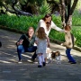 Pangeran Harry dan Meghan Markle Bagikan Kartu Liburan dengan Foto Langka Anak-anak Mereka yang Berambut Merah