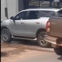 Potret Fortuner Beri Pelajaran Etika pada Hilux yang Bandel, Ini Videonya
