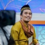 Langsung Sujud, Reaksi Ustaz Maulana Diberi Bingkisan HP Rp20 Jutaan Saat Ceramah Curi Perhatian