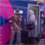 Momen Romantis Kekek dan Nenek di Stasiun Kereta Bikin Publik Baper