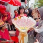 Pak Tarno Rela Jualan di Pinggir Jalan, Penampilan Mentereng Bini Muda Pakai Perhiasan Diomongin