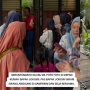 Sarungan Sehabis Nyiram, Jokowi Ajak Bocah Masuk ke Rumahnya dan Diberi Hadiah, Netizen: Seperti Cucu Sendiri