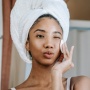 5 Urutan Skincare Malam untuk Kulit Berjerawat, Utamakan Double Cleansing