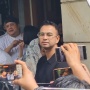 Bukti Nyata Persahabatan, Raffi Ahmad Ikut Angkat Jenazah Ayah Baim Wong ke Ambulans