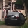 Viral Teror Tetangga saat Melintas Depan Rumahnya, Mobil Kena Siram Air hingga Batu