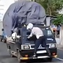 Viral Petugas Dishub Mendadak Jadi 'Spiderman', Nemplok di Kaca Mobil Pickup: Ini Pasal yang Siap Mengintai