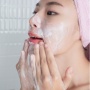 Kulit Berminyak Pakai Facial Wash atau Facial Foam? Ini Perbedaannya