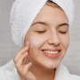 Kulit Berminyak dan Berjerawat? Ini 3 Exfoliating Gel yang Layak Kamu Coba