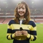 Sentuhan Sporty Lisa BLACKPINK di Pertandingan Arsenal vs Tottenham: Bikin Lempar Koin Jadi Berkesan