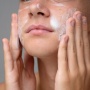 Lembut dan Aman! 4 Face Wash Non-SLS Pilihan untuk Kulit Sensitif
