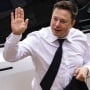 Cek Fakta: Elon Musk Pamer Robot Pemotong Rambut