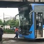 Transjakarta Akan Siagakan Petugas Buntut Penumpang Panik Pecah Kaca saat Bus Terjebak di Perlintasan Kereta
