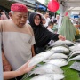 Potret Warga Berburu Ikan Bandeng Segar di Festival Bandeng Rawa Belong