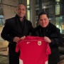 Patrick Kluivert Dikasih Jersey Terbaru Timnas Indonesia, Erick Thohir Sampaikan Harapan