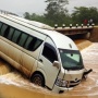 Dramatis! Minibus Terjun ke Kali Belakang Emporium Mall Jakarta Utara