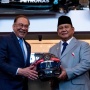 Beruntungnya Presiden Prabowo! Dapat Suvenir Helm Langka yang Tak Ternilai Harganya