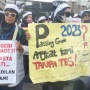Tuntut Segera Status ASN PPPK Tanpa Tes! Massa Bawa Poster Guru Negeri Makan Spageti, Guru Swasta Makan Ati